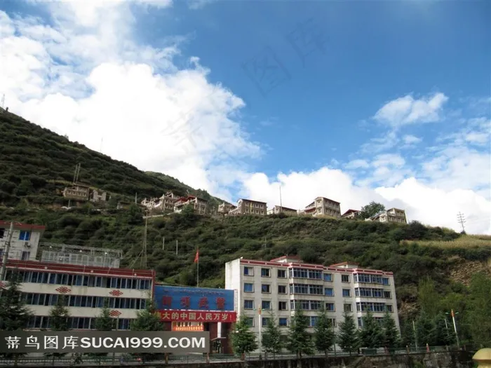蓝天白云高山川西旅游马尔康风光街景