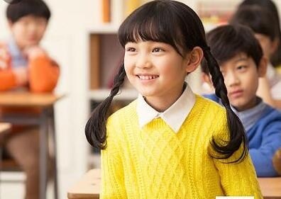 在教室里学习的小学生