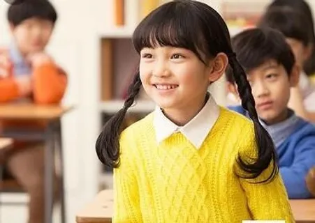 在教室里学习的小学生