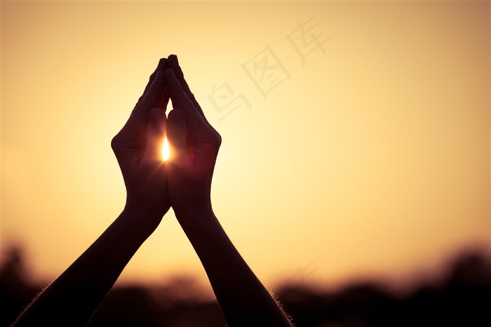 夕阳光芒与人物手势