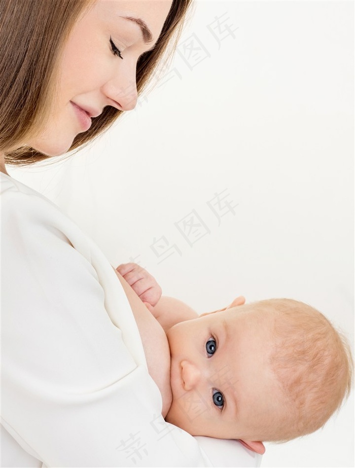 喝母乳的宝宝亲子图片