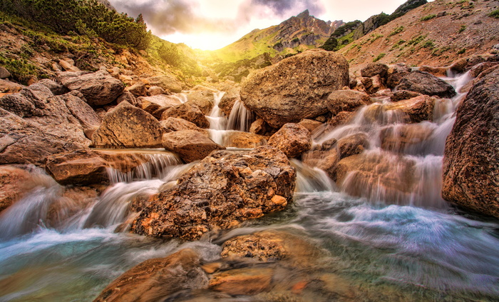 山间瀑布流风景图片