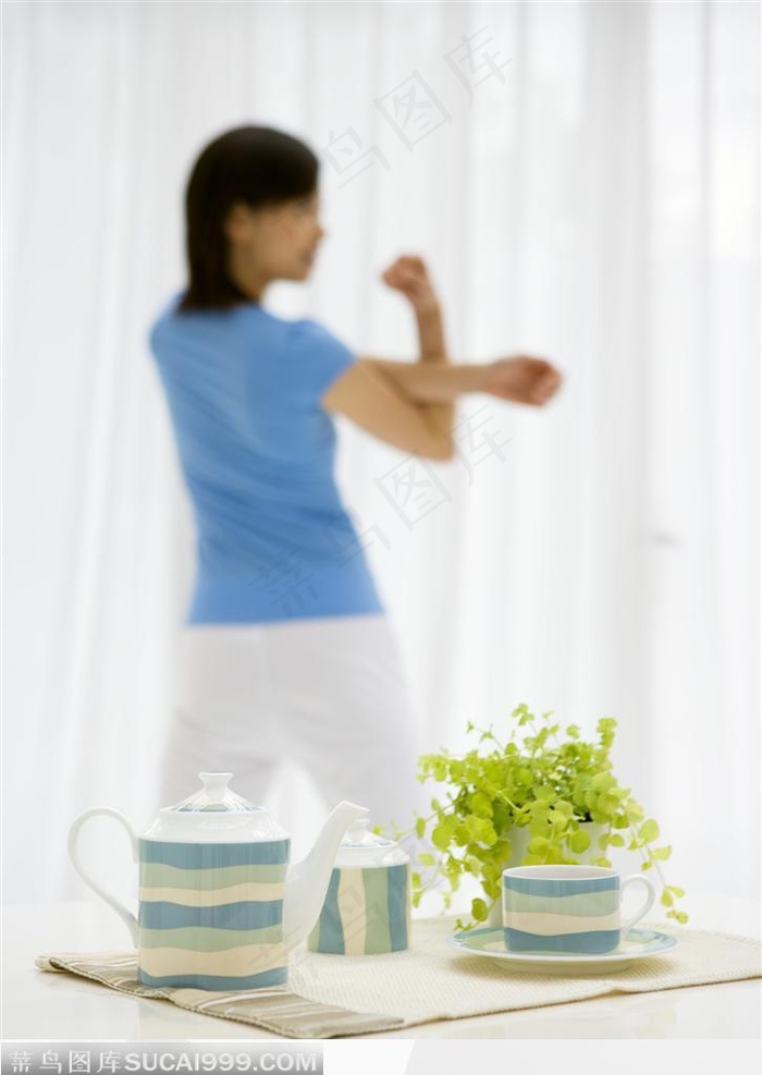 一个正在进行晨练的女人