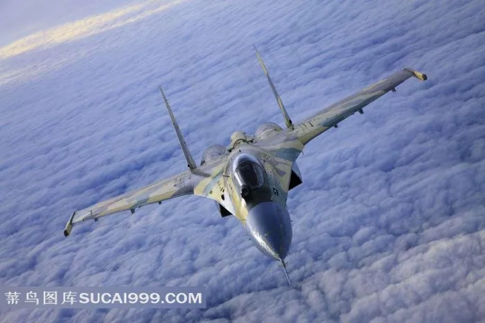 云层上飞行的俄式战斗机