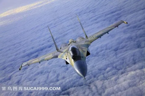 云层上飞行的俄式战斗机