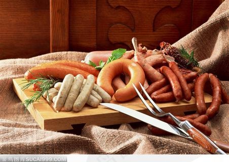 桌布上的砧板和肠类等食材