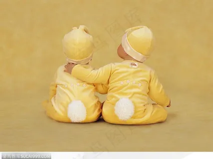 勾肩搭背的兔装婴儿