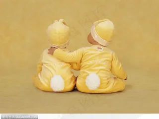 勾肩搭背的兔装婴儿