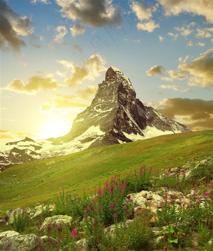 夕阳下的高山