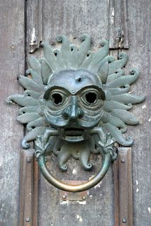 一个古代的狮子矩形门锁