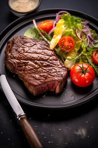 牛排铁板装盘美食摄影图