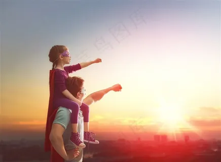 骑在爸爸脖子上向着夕阳做出超人动作的父女高清图片家庭图片
