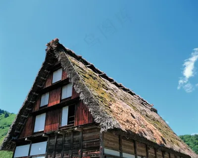 蓝天下的茅草屋