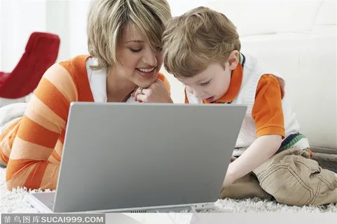 数码生活-在地毯上的外国母子两玩电脑 数码生活-在地毯上的外国母子两玩电脑