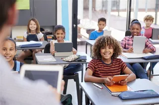 和老师在一起上课的儿童图片