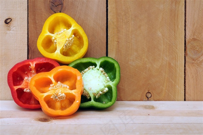 切开的彩色辣椒高清图片