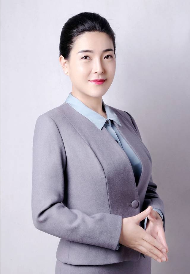 女强人灰色侧脸职业装