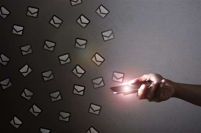 正在用手机发短信