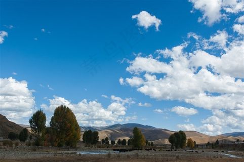 蓝天白云稻城龙古风景区