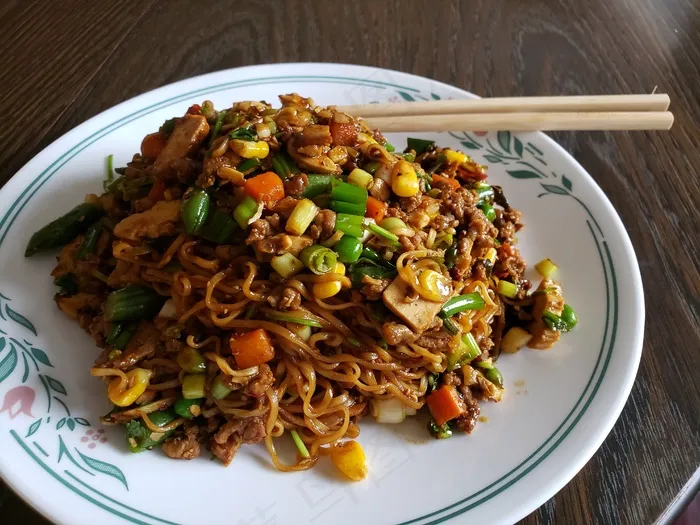肉炒面条美食图片