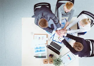 高空拍摄团队合作握手手势图片