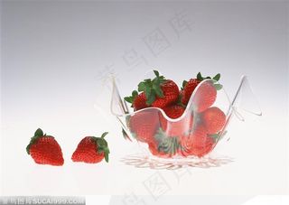 造型玻璃容器里的新鲜草莓