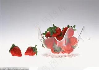 造型玻璃容器里的新鲜草莓
