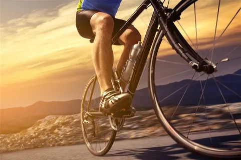 户外骑自行车的男士