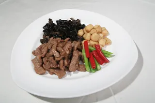 26蒜仔木耳炆牛柳 金港湾