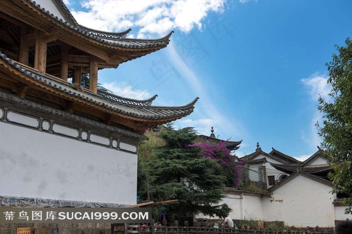 蓝天与寺庙一角