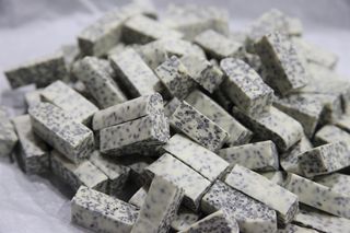 一堆黑芝麻牛轧糖