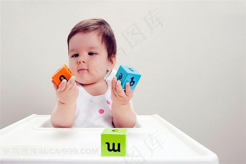 玩英文字母的宝宝