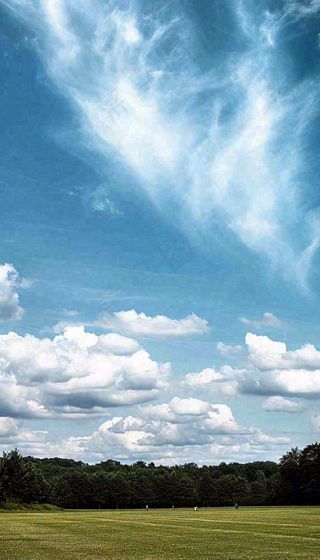 天空白云下的草坪放风筝，简约踏青春天摄影图