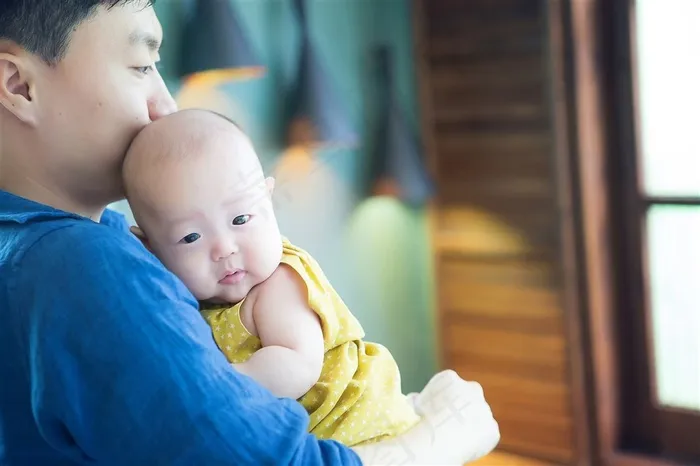 依偎在爸爸怀里的小宝宝