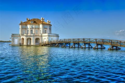 木桥欧式建筑海水风景画