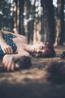 欧美树林风美女写真图片 欧美树林风美女写真图片