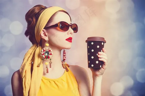 拿着咖啡杯的欧美美艳女性 拿着咖啡杯的欧美美艳女性