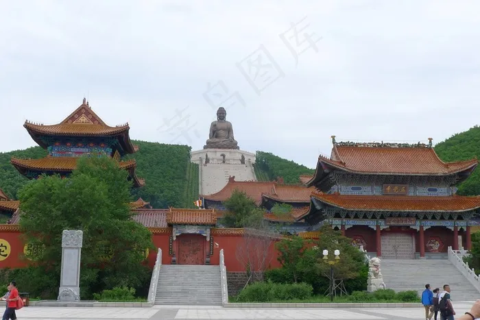 天空下的庙宇建筑