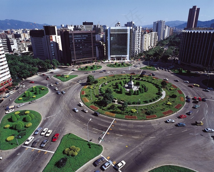 城市建筑中的环形公路间的草坛