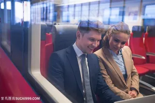 坐火车的商务人士高清图片