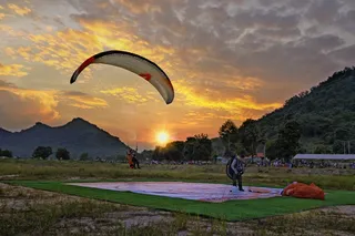 地面滑翔伞飞升图片