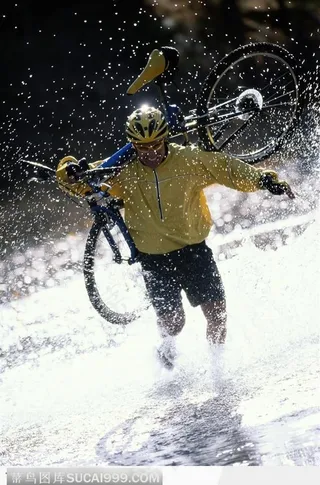 扛着自行车过河