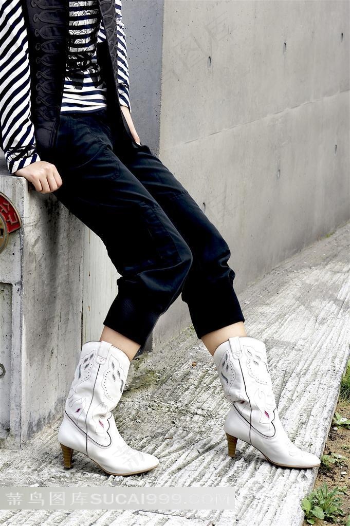 坐着的女孩穿高跟鞋特写素材