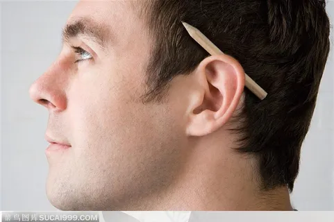 耳朵上夹着铅笔的外国男人面部特写