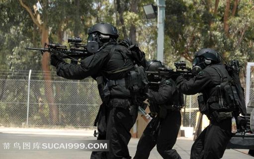 拿着枪的防爆士兵