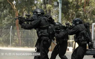 拿着枪的防爆士兵