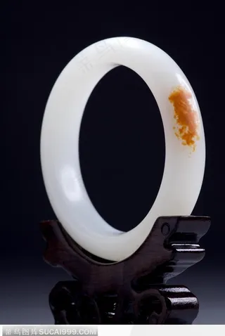 中华传统-精美的白色玉镯