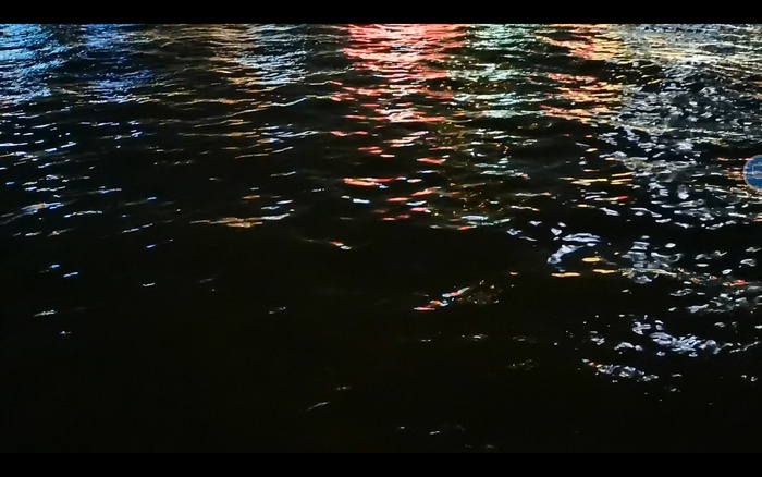 夜晚的江面泛起涟漪