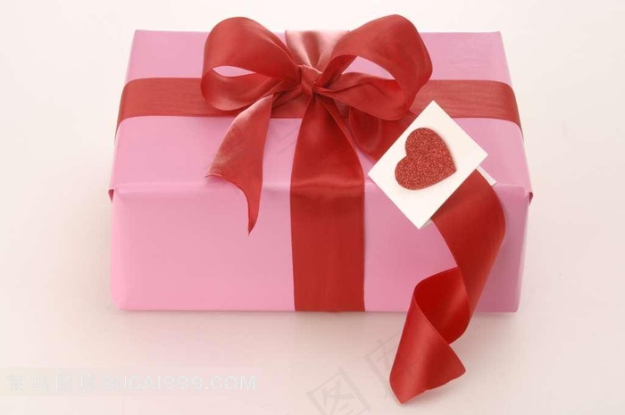贴着心形纸片的礼物盒