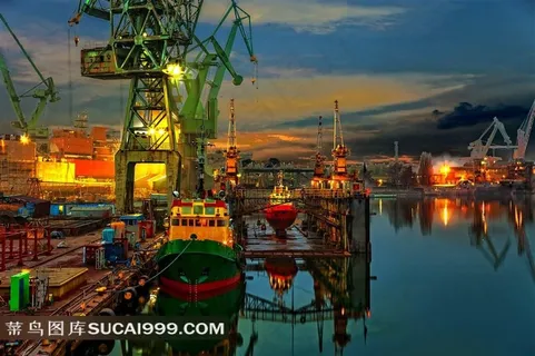 旁晚港口的货船高清图片